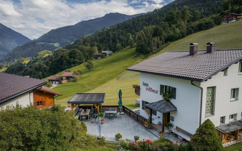 Außenansicht des Ferienhauses Haus Wilma in Tschagguns mit sonniger Terrasse und Blick auf die Vorarlberger Berge